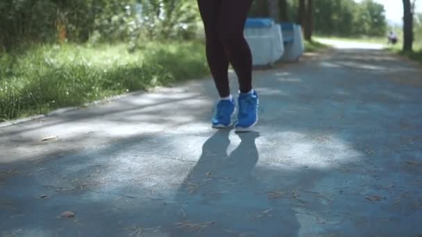Бегущая Женщина Бегунья Бегает Парку Фитнес Спорт Концепция Потери Веса — стоковое видео