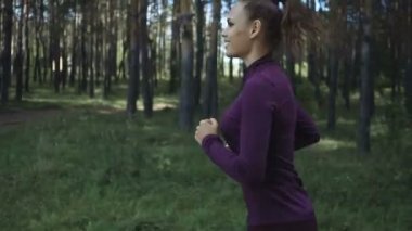 Çalışan kadın. Kadın atlet açık havada parkta koşu. Fitness, spor ve ağırlık kaybı kavramı