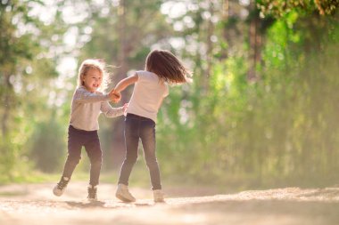İki küçük kız dans ve açık havada birlikte eğlenmek