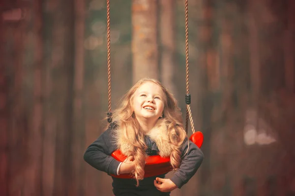 Glückliches Kind Mädchen Auf Schaukel Park Kleines Kind Spielt Während — Stockfoto