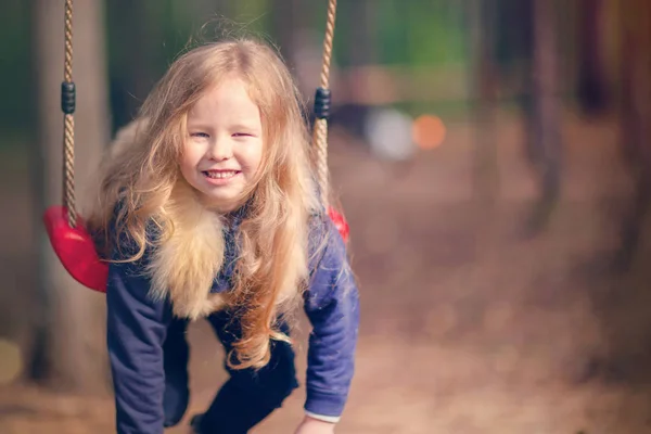 Ευτυχισμένο Κοριτσάκι Χαμογελάει Στο Σουίνγκ — Φωτογραφία Αρχείου