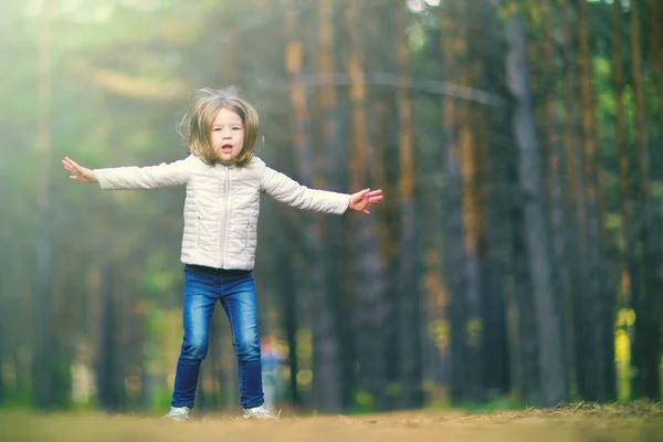 Kleines Mädchen Springt Und Hat Spaß Freien — Stockfoto