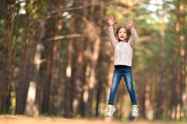 少女ジャンプして屋外の楽しみを — ストック写真