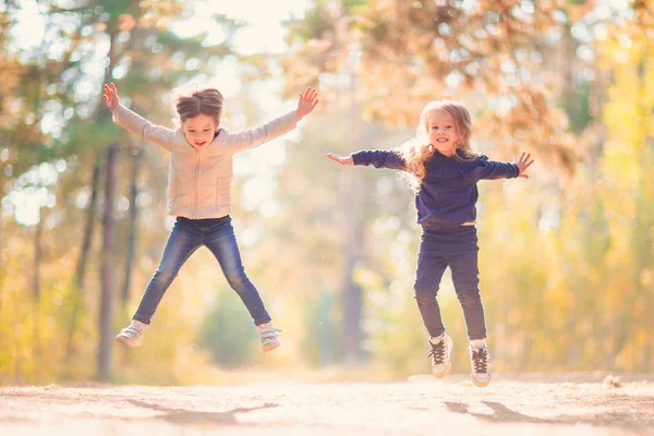 Zwei Kleine Mädchen Springen Und Haben Gemeinsam Spaß Freien — Stockfoto