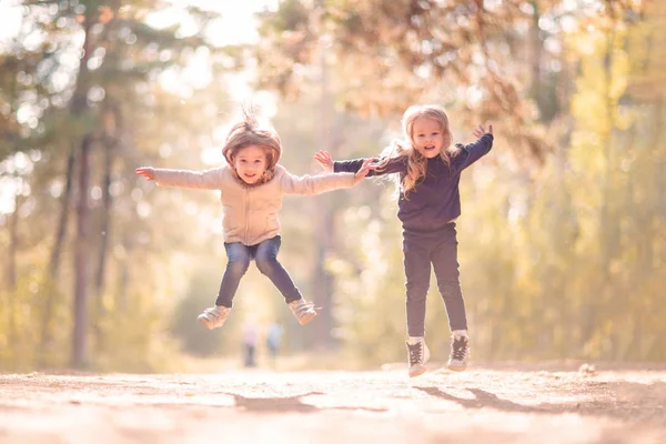 Zwei Kleine Mädchen Springen Und Haben Gemeinsam Spaß Freien — Stockfoto