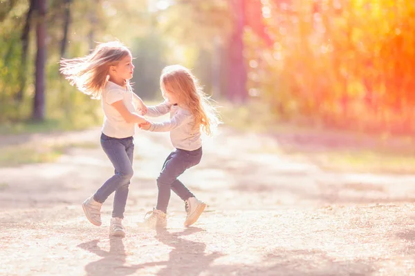 Dos Niñas Bailando Divirtiéndose Juntas Aire Libre —  Fotos de Stock