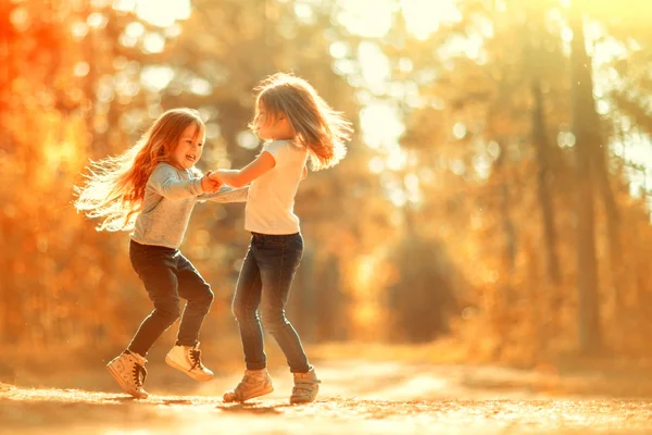 Dos Niñas Bailando Divirtiéndose Juntas Aire Libre —  Fotos de Stock