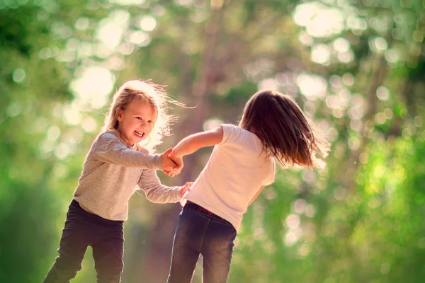 Twee Kleine Meisjes Dansen Plezier Samen Buiten — Stockfoto