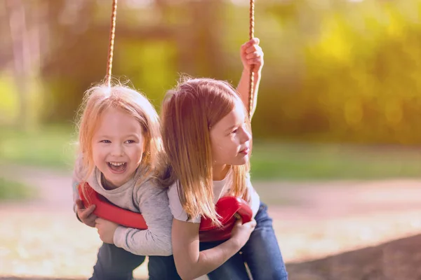 Zwei Kleine Mädchen Amüsieren Sich Gemeinsam Auf Einer Schaukel — Stockfoto