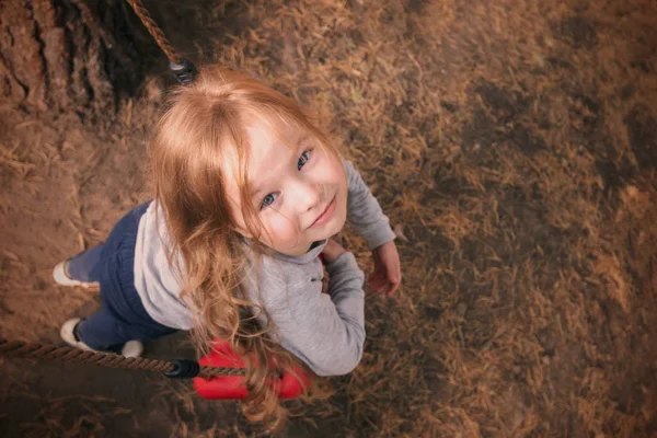 Menina Divertindo Balanço — Fotografia de Stock