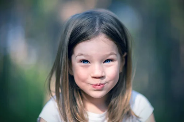 Mutlu Küçük Kız Açık Havada Kapatmak Dikey — Stok fotoğraf