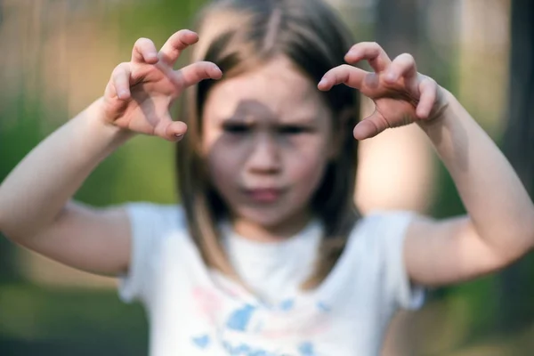 Gruselige Geste Eines Kleinen Mädchens Kind Zeigt Einen Furchterregenden Tiger — Stockfoto