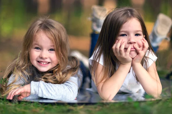 Zwei Kleine Mädchen Liegen Zusammen Gras — Stockfoto