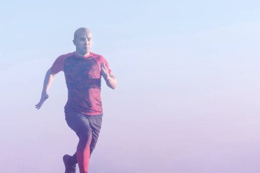 Açık havada çalışan sportif genç adam. Sağlıklı yaşam tarzı, fitness, spor ve ağırlık kaybı kavramı