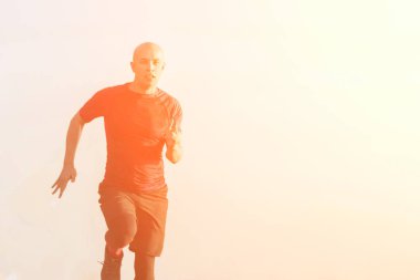 Sprint fitness adam açık havada çalışan. Maratona için uygun erkek atlet.