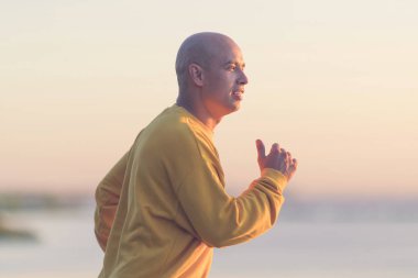 Etkin atletik adam açık havada koşu. Erkek atlet sağlıklı bir yaşam tarzı zevk. Fitness, spor ve ağırlık kaybı kavramı