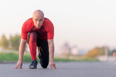 Koşmak için hazır başlangıç pozisyonuna fitness adam. Erkek atlet bir sprint başlamak üzere. Gitmeye hazır! 