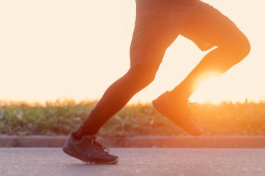 Çalışan adam. Erkek atlet açık havada koşu. Fitness, spor ve ağırlık kaybı kavramı