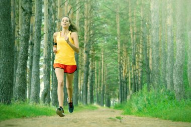 Çalışan kadın. Kadın atlet parkta koşu. Kız eğitim açık havada. Orman yolu üzerinde egzersiz. Sağlıklı, fitness, sağlıklı yaşam yaşam tarzı. Spor, kalbî, egzersiz kavramı