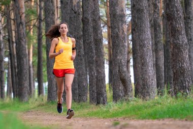 Çalışan kadın. Kadın atlet parkta koşu. Kız eğitim açık havada. Orman yolu üzerinde egzersiz. Sağlıklı, fitness, sağlıklı yaşam yaşam tarzı. Spor, kalbî, egzersiz kavramı