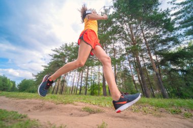 Çalışan kadın. Kadın atlet parkta koşu. Kız eğitim açık havada. Orman yolu üzerinde egzersiz. Sağlıklı, fitness, sağlıklı yaşam yaşam tarzı. Spor, kalbî, egzersiz kavramı