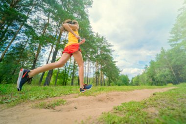 Çalışan kadın. Kadın atlet parkta koşu. Kız eğitim açık havada. Orman yolu üzerinde egzersiz. Sağlıklı, fitness, sağlıklı yaşam yaşam tarzı. Spor, kalbî, egzersiz kavramı