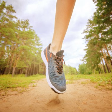 Atlet ayağı parkta çalıştıran closeup. Açık havada koşu fitness kadın. Orman yolu üzerinde egzersiz. Sağlıklı, fitness, sağlıklı yaşam yaşam tarzı. Spor, kalbî, egzersiz kavramı