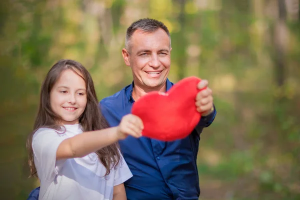 Father Day Dad Daughter Holding Toy Heart Outdoors Valentine Day — Stock Photo, Image