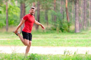 Atletik erkek koşucu germe bacaklar önce çalıştırın. Sağlıklı, fitness, sağlıklı yaşam yaşam tarzı. Spor, kalbî, egzersiz kavramı
