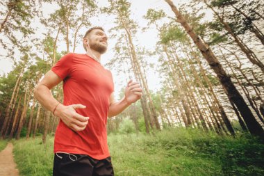 Çalışan adam. Parkta koşu Erkek atlet. Adam eğitim açık havada. Orman yolu üzerinde egzersiz. Sağlıklı, fitness, sağlıklı yaşam yaşam tarzı. Spor, kalbî, egzersiz kavramı