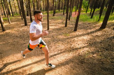 Çalışan adam. Parkta koşu Erkek atlet. Adam eğitim açık havada. Orman yolu üzerinde egzersiz. Sağlıklı, fitness, sağlıklı yaşam yaşam tarzı. Spor, kalbî, egzersiz kavramı
