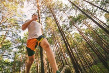 Çalışan adam. Parkta koşu Erkek atlet. Adam eğitim açık havada. Orman yolu üzerinde egzersiz. Sağlıklı, fitness, sağlıklı yaşam yaşam tarzı. Spor, kalbî, egzersiz kavramı