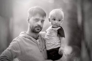 Genç Baba oğlu tutar. Onun küçük bebek açık havada olan adam. 