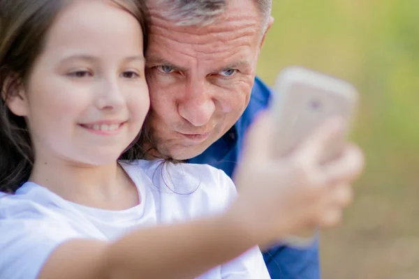 Πατέρας Και Κόρη Αστεία Πρόσωπα Λήψη Selfie Smartphone Εξωτερικούς Χώρους — Φωτογραφία Αρχείου