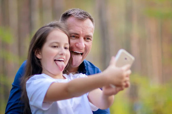 Πατέρας Και Κόρη Αστεία Πρόσωπα Λήψη Selfie Smartphone Εξωτερικούς Χώρους — Φωτογραφία Αρχείου