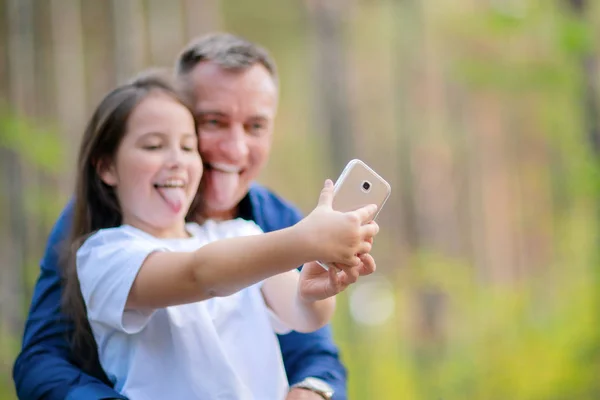 Πατέρας Και Κόρη Αστεία Πρόσωπα Λήψη Selfie Smartphone Εξωτερικούς Χώρους — Φωτογραφία Αρχείου
