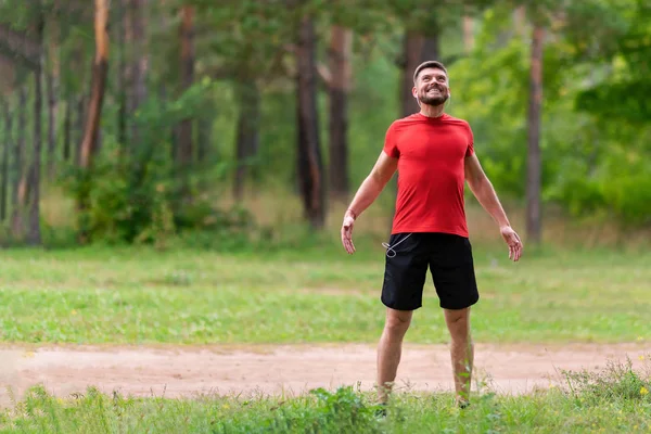 Εκπαίδευση Δρομέα Άντρας Αθλητής Τεντώνει Τους Μυς Στο Πάρκο Υγιής — Φωτογραφία Αρχείου
