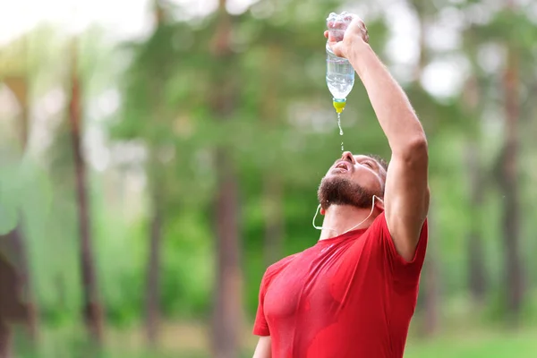 Homem Fitness Bebendo Água Garrafa Atleta Sedento Tendo Bebida Refrescante — Fotografia de Stock