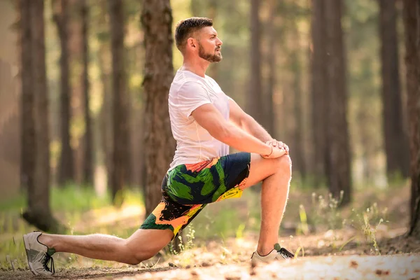 Atletik erkek koşucu germe bacaklar önce çalıştırın. Sağlıklı, fitness, sağlıklı yaşam yaşam tarzı. Spor, kalbî, egzersiz kavramı