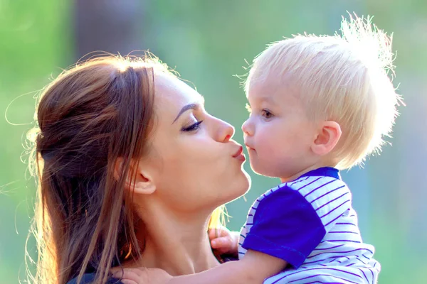 Ung Mamma Kramar Och Kysser Hennes Baby Sommaren Park Lycklig — Stockfoto