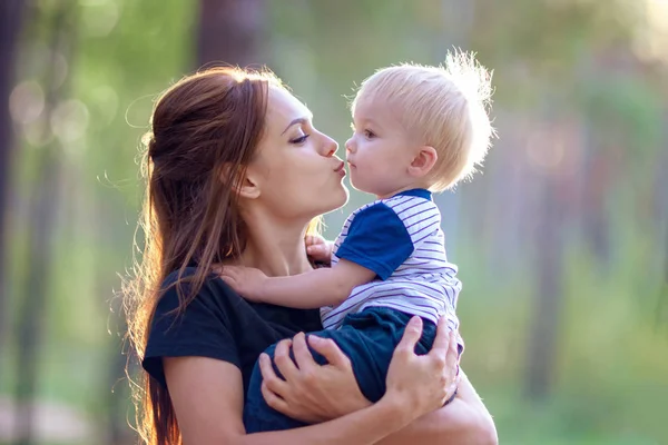 Mamá Bebé Juntos Joven Madre Abrazando Besando Hijo Pequeño Parque — Foto de Stock