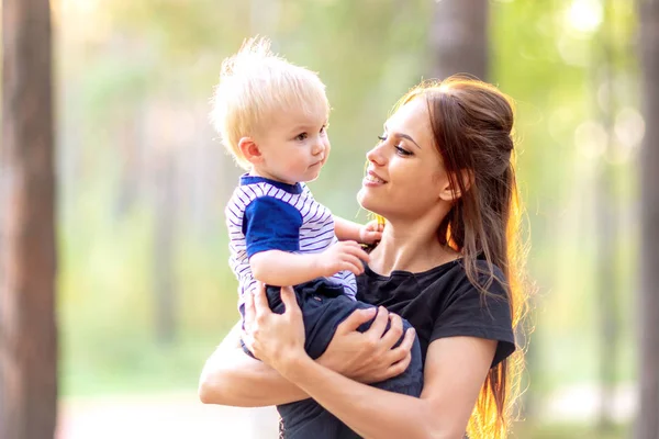 Liefhebbende Moeder Die Haar Zoontje Knuffelen Zomer Park Vrouw Met — Stockfoto