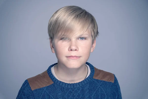 Blond Tonåring Pojke Gammal Över Grå Bakgrund — Stockfoto