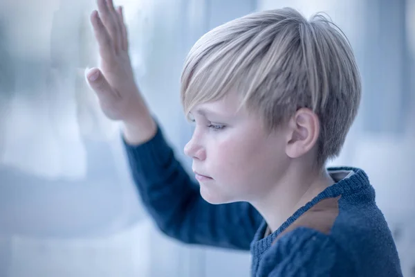 Ragazzo Biondo Adolescente Triste Depresso Premuroso Guardando Fuori Una Finestra — Foto Stock