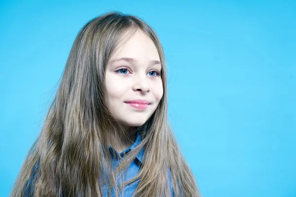 青い背景の上幸せな子少女の肖像画 — ストック写真