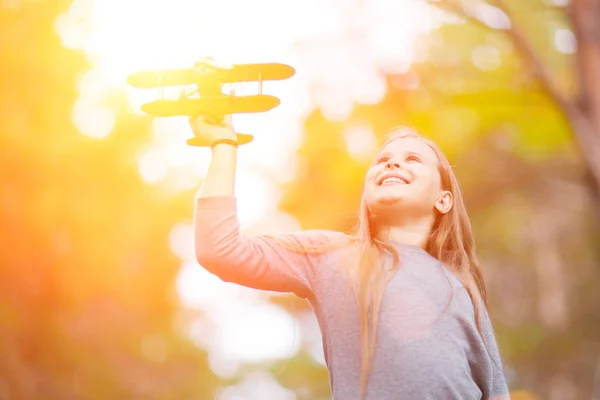 Маленькая Девочка Играет Желтым Игрушечным Самолетом Открытом Воздухе Мечты Путешествии — стоковое фото