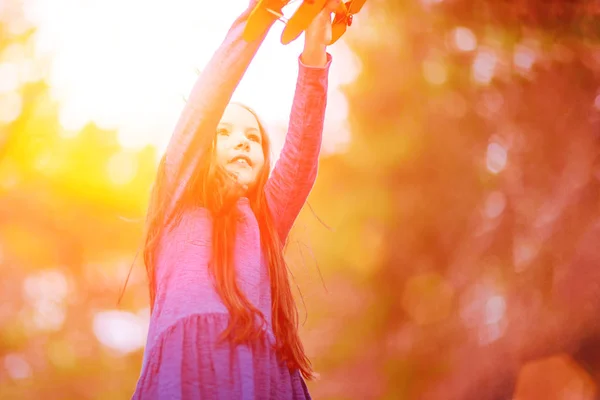 Liten Flicka Som Leker Med Gula Leksak Flygplan Utomhus Drömmar — Stockfoto