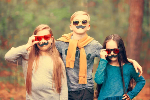 Bambini Con Necessari Finti Baffi Occhiali Nel Parco Evento Festa — Foto Stock