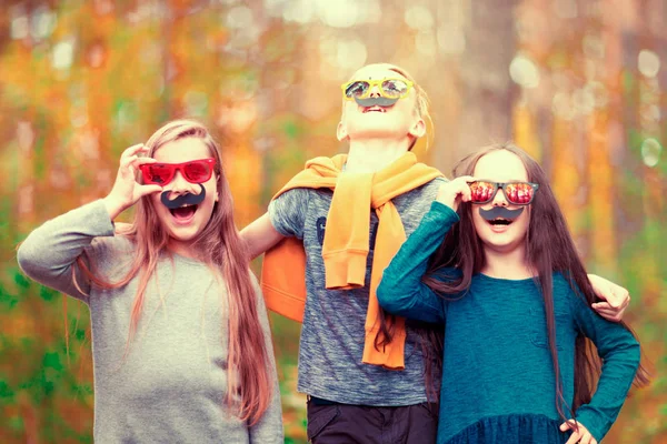 Bambini Con Necessari Finti Baffi Occhiali Nel Parco Evento Festa — Foto Stock