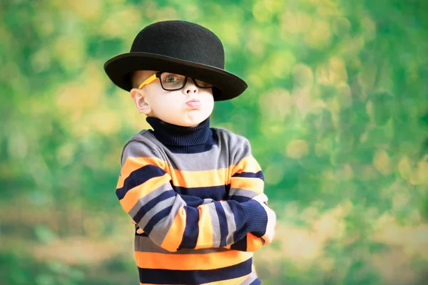 Bielmik Obrażony Liittle Chłopiec Ubrany Kapelusz Okulary Zewnątrz — Zdjęcie stockowe